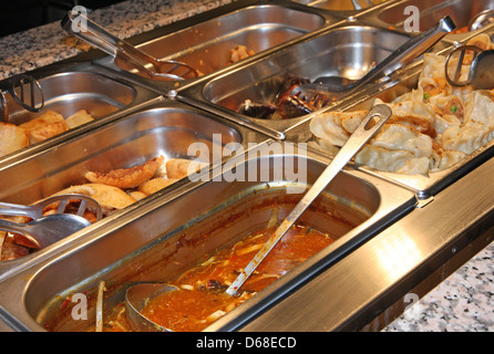 Plateau d'acier remplis de nourriture à l'intérieur du self service restaurant chinois Banque D'Images