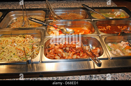 Plateau d'acier remplis de nourriture à l'intérieur du self service restaurant chinois Banque D'Images