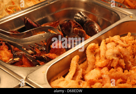 Moules farcies, poulet frit au restaurant self-service Banque D'Images