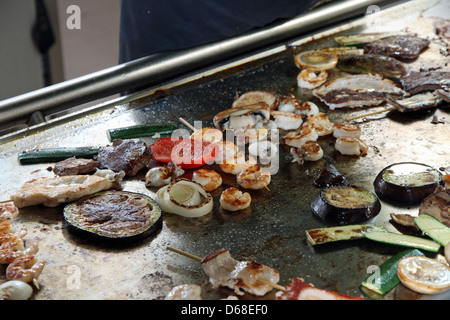 Poisson frais et crevettes brochettes de légumes de viande cuite sur une crêpière Banque D'Images