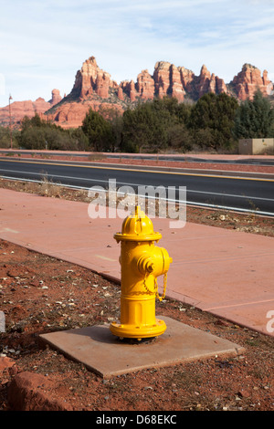 Un poteau incendie jaune à côté d'une route et les roches rouges de Sedona, Arizona, USA Banque D'Images