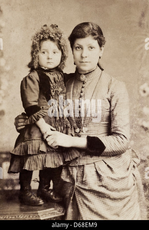 Femme et enfant victorien studio portrait vers 1880 par le photographe W. Baker de Birmingham Banque D'Images