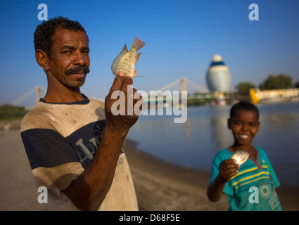 Les pêcheurs sur le Nil River Bank, Khartoum, Soudan Banque D'Images