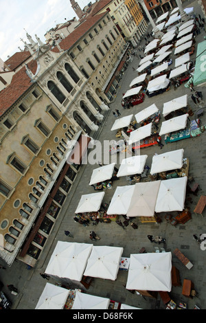 Étals de marché d'antiquités et vintage dans la place principale de la ville de Vicenza en Italie Banque D'Images