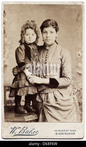 Victorian femme et enfant cartes de visite studio portrait vers 1880 par le photographe W. Baker de Birmingham Banque D'Images