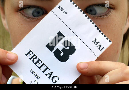 ILLUSTRATION - Un fichier photo datée du 13 mai 2011 montre onze ans de Bentje regarder une feuille de calendrier du vendredi 13 dans Pokrent, Allemagne, 13 mai 2011. Photo : Jens Buettner Banque D'Images