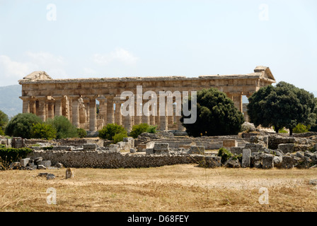 Paestum. La Campanie. L'Italie. Vue sur le côté nord du grand temple de Poséidon (de Neptune). Datant de 474 et 450 avant JC. Banque D'Images