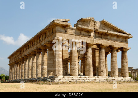 Paestum. La Campanie. L'Italie. Vue de l'arrière et du côté nord du temple de Poséidon (de Neptune). Banque D'Images