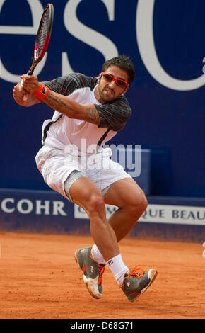 De la Serbie de Janko Tipsarevic joue contre l'Allemagne en quart de finale Johannesburg du tournoi ATP à Weissenhof à Stuttgart, Allemagne, 13 juillet 2012. Photo : MARIJAN MURAT Banque D'Images