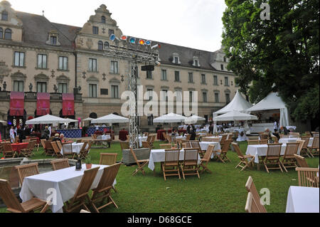 Définir les tables sont visibles dans la cour intérieure du château St Emmeram avant l'ouverture de la Thurn und-Taxis-Castle Festival à Regensburg, Allemagne, 13 juillet 2012. Environ 30 000 visiteurs sont attendus à la 10e anniversaire du festival jusqu'au 22 juillet 2012. Photo : Ursula Dueren Banque D'Images