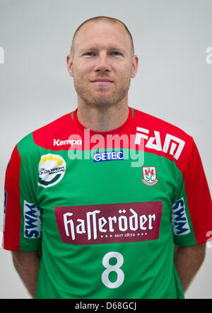 Ales Pajovic du club handball Bundesliga SC Magdeburg est photographié à la photocall de l'équipe pour la nouvelle saison de Bundesliga 2012/13 au Getec-Arena à Magdeburg, Allemagne, 13 juillet 2012. Photo : Jens Wolf Banque D'Images