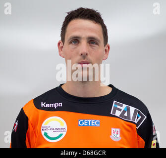 Gerrie Eijlers de la Bundesliga club handball SC Magdeburg est photographié à la photocall de l'équipe pour la nouvelle saison de Bundesliga 2012/13 au Getec-Arena à Magdeburg, Allemagne, 13 juillet 2012. Photo : Jens Wolf Banque D'Images