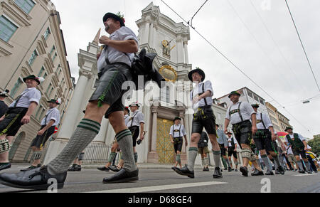 Les hommes gay parade dans le centre-ville de Munich avec costumes traditionnels bavarois sur Christopher Street Day (CSD), Allemagne, 14 juillet 2012. Les gens manifestent pour les droits des personnes LGBT et demander de la solidarité. Photo : PETER KNEFFEL Banque D'Images