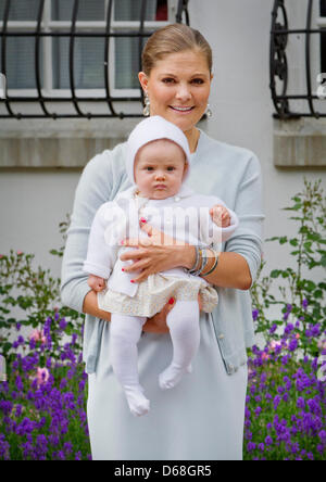La princesse Victoria de Suède détient sa fille la princesse Estelle à la cour de la famille royale Suédoise de Solliden, résidence d'été sur l'île d'Oeland, Suède, 14 juillet 2012, lors de la célébration du 35e anniversaire de la princesse". Photo : Patrick van Katwijk Pays-bas / OUT Banque D'Images