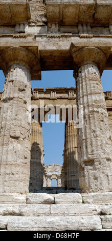 Paestum. La Campanie. L'Italie. Vue depuis l'arrière vers l'avant de le Temple de Poséidon (de Neptune). Banque D'Images