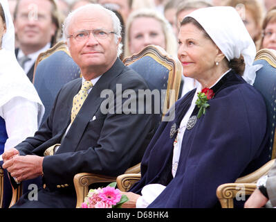 Le Roi Carl Gustaf de Suède, la reine Silvia durant la soirée de célébrations de la princesse Victoria's 35e anniversaire le 14 juillet 2012, dans la ville de Borgholm, sur l'île de Oland, où les artistes effectuée et Victoria a remis la bourse annuelle de Victoria. Photo : Patrick van Katwijk Pays-bas / OUT Banque D'Images