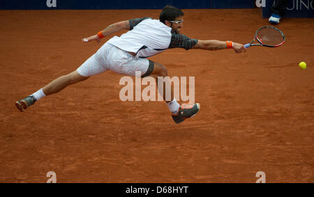 De la Serbie de Janko Tipsarevic passe le ballon contre l'Argentine au cours du Monaco le match final du tournoi ATP à Weissenhof à Stuttgart, Allemagne, 15 juillet 2012. Photo : Marijan Murat Banque D'Images