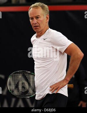 Ancien professionnel de tennis John McEnroe joue contre Michael Stich pendant le 'Match des légendes" à Rothenbaum stadium à Hambourg, Allemagne, 15 juillet 2012. 32 professionnels de tennis seront en compétition dans l'ATP World Tour 500 jusqu'au 22 juillet 2012. Photo : Angelika Warmuth Banque D'Images