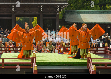 Danseuses à la cérémonie du jour de Showa, Meiji Jingu, Tokyo, Japon Banque D'Images