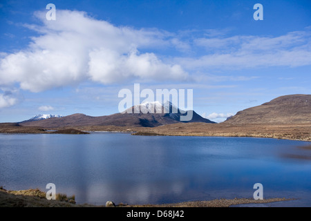 En regardant vers l'Corbett Cul Beag avec Ben Mor Coigach dans la distance. Banque D'Images