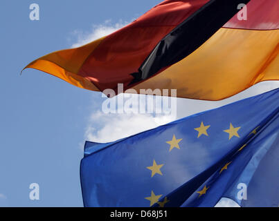 Fichier - Un fichier photo datée du 10 juillet 2012 montre l'allemand et le drapeau européen devant la Cour constitutionnelle d'Allemagne à Karlsruhe, Allemagne. La Cour constitutionnelle fédérale est à la règle sur la GER et pacte social sur 12. Septembre 2012. Photo : Uli Deck Banque D'Images