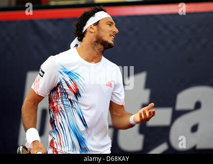 L'Argentine Juan Marco joue contre l'Allemagne à l'Stebe tournoi de tennis ATP à Hambourg, Allemagne, 17 juillet 2012. Un total de 32 joueurs professionnels de tennis participer à l'ATP World Tour 500 jusqu'au 22 juillet 2012. Photo : ANGELIKA WARMUTH Banque D'Images