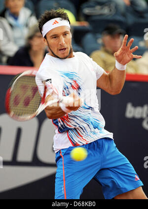 L'Argentine Juan Marco joue contre l'Allemagne à l'Stebe tournoi de tennis ATP à Hambourg, Allemagne, 17 juillet 2012. Un total de 32 joueurs professionnels de tennis participer à l'ATP World Tour 500 jusqu'au 22 juillet 2012. Photo : ANGELIKA WARMUTH Banque D'Images