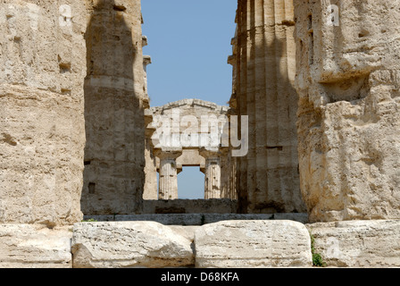 Paestum. La Campanie. L'Italie. Vue depuis l'arrière vers l'avant de le Temple de Poséidon (de Neptune). Banque D'Images