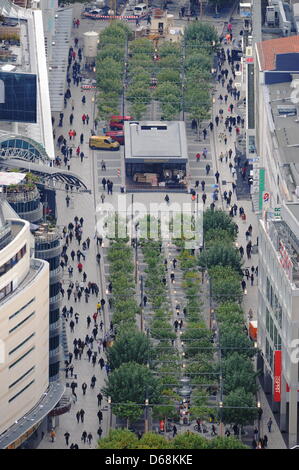 (Dossier) une archive photo datée du 03 novembre 2009 montre les piétons à marcher le long des rues commerçantes Zeil rict à Francfort, Allemagne. Zeil est un des plus visités de centres commerciaux en Allemagne. Avec plus de 13 000 visiteurs d'une heure pendant les heures de pointe, il a remplacé le Shildergasse à Cologne selon les chiffres de Jones Lang LaSalle. Photo : Arne Dedert Banque D'Images