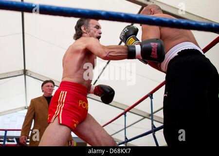 L'ancien champion de boxe poids léger, 'La belle Rene' Rene Weller (L), lutte contre les États de la guilde tireurs Réserver 1858 Michael Staginus au Rhin Fun Fair à Duesseldorf, Allemagne, 17 juillet 2012. Photo : Rolf Vennenbernd Banque D'Images