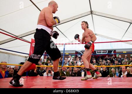 L'ancien champion de boxe poids léger, 'La belle Rene' Rene Weller (R), lutte contre les États de la guilde tireurs Réserver 1858 Michael Staginus au Rhin Fun Fair à Duesseldorf, Allemagne, 17 juillet 2012. Photo : Rolf Vennenbernd Banque D'Images