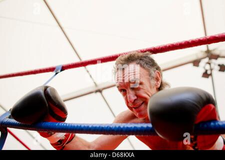 L'ancien champion de boxe poids léger, 'La belle Rene' Rene Weller (L), lutte contre les États de la guilde tireurs Réserver 1858 Michael Staginus au Rhin Fun Fair à Duesseldorf, Allemagne, 17 juillet 2012. Photo : Rolf Vennenbernd Banque D'Images