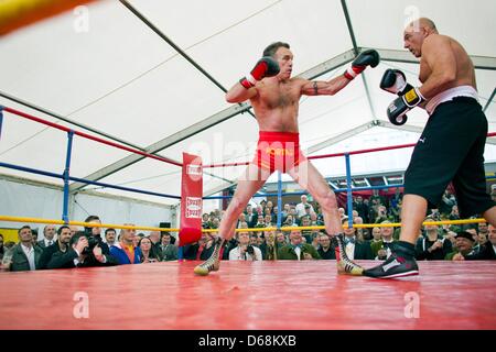 L'ancien champion de boxe poids léger, 'La belle Rene' Rene Weller (L), lutte contre les États de la guilde tireurs Réserver 1858 Michael Staginus au Rhin Fun Fair à Duesseldorf, Allemagne, 17 juillet 2012. Photo : Rolf Vennenbernd Banque D'Images