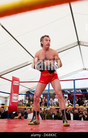 L'ancien champion de boxe poids léger, 'La belle Rene' Rene Weller se bat , membre de la guilde des tireurs Réserver 1858 Michael Staginus au Rhin Fun Fair à Duesseldorf, Allemagne, 17 juillet 2012. Photo : Rolf Vennenbernd Banque D'Images