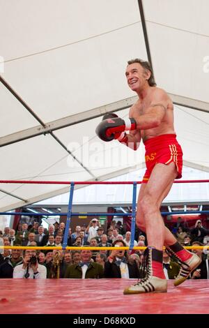 L'ancien champion de boxe poids léger, 'La belle Rene' Rene Weller se bat , membre de la guilde des tireurs Réserver 1858 Michael Staginus au Rhin Fun Fair à Duesseldorf, Allemagne, 17 juillet 2012. Photo : Rolf Vennenbernd Banque D'Images