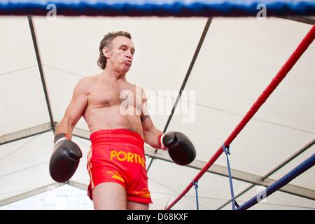 L'ancien champion de boxe poids léger, 'La belle Rene' Rene Weller se bat , membre de la guilde des tireurs Réserver 1858 Michael Staginus au Rhin Fun Fair à Duesseldorf, Allemagne, 17 juillet 2012. Photo : Rolf Vennenbernd Banque D'Images