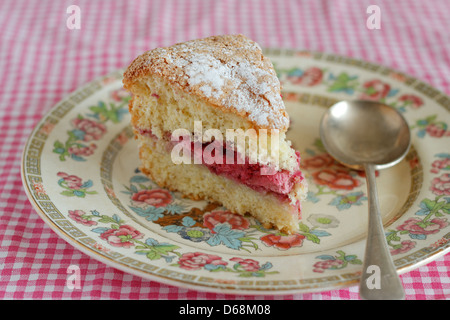 Gâteau éponge avec remplissage de framboise Banque D'Images