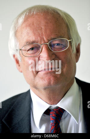 Le juge pénal Joachim Eckert est photographié à la Haute cour régionale de Munich, Allemagne, 18 juillet 2012. 64 ans Eckert est à la tête de la 6e division criminelle et est spécialisé en droit des affaires. Le comité exécutif a nommé Joachim Eckert juge et procureur américain Garcia alors que les présidents des deux nouvelles chambres de la commission d'éthique de la FIFA. Photo : FRANK LEONHARDT Banque D'Images