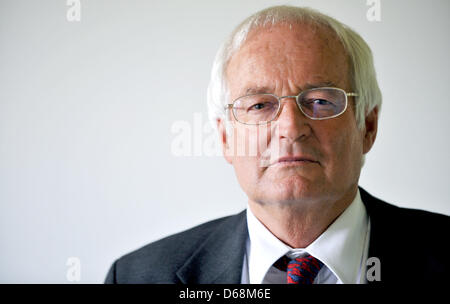 Le juge pénal Joachim Eckert est photographié à la Haute cour régionale de Munich, Allemagne, 18 juillet 2012. 64 ans Eckert est à la tête de la 6e division criminelle et est spécialisé en droit des affaires. Le comité exécutif a nommé Joachim Eckert juge et procureur américain Garcia alors que les présidents des deux nouvelles chambres de la commission d'éthique de la FIFA. Photo : FRANK LEONHARDT Banque D'Images