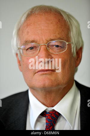 Le juge pénal Joachim Eckert est photographié à la Haute cour régionale de Munich, Allemagne, 18 juillet 2012. 64 ans Eckert est à la tête de la 6e division criminelle et est spécialisé en droit des affaires. Le comité exécutif a nommé Joachim Eckert juge et procureur américain Garcia alors que les présidents des deux nouvelles chambres de la commission d'éthique de la FIFA. Photo : FRANK LEONHARDT Banque D'Images