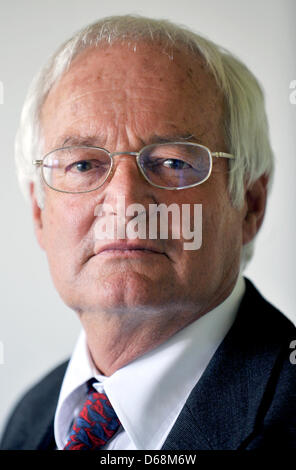 Le juge pénal Joachim Eckert est photographié à la Haute cour régionale de Munich, Allemagne, 18 juillet 2012. 64 ans Eckert est à la tête de la 6e division criminelle et est spécialisé en droit des affaires. Le comité exécutif a nommé Joachim Eckert juge et procureur américain Garcia alors que les présidents des deux nouvelles chambres de la commission d'éthique de la FIFA. Photo : FRANK LEONHARDT Banque D'Images