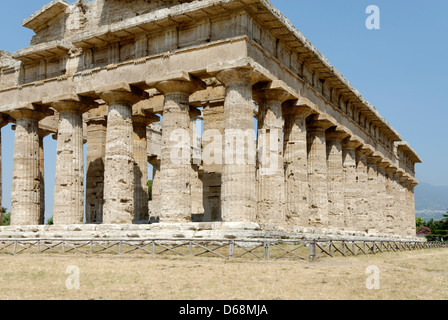 Paestum. La Campanie. L'Italie. Vue de l'arrière et du côté sud du Temple de Poséidon (de Neptune). Banque D'Images