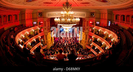 (Afp) - Un fichier photo datée du 14 janvier 2011 montre les clients du sixième SemperOperaball à danser à l'opéra Semperoper à Dresde, Allemagne. Le SemperOperaball 2013, qui a lieu le 01 février 2013 est déjà presque épuisé : seulement 100 places sont encore disponibles. Photo : Arno Burgi Banque D'Images