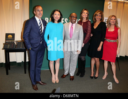 Matt Lauer, Ann Curry, Al Roker, Savannah Guthrie, Hoda Kotb et Kathie Lee Gifford promouvoir "d'hier à aujourd'hui : 6 Banque D'Images