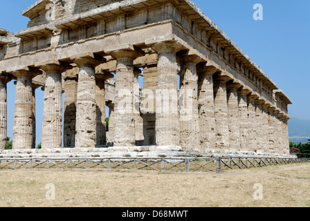 Paestum. La Campanie. L'Italie. Vue de l'arrière et du côté sud du Temple de Poséidon (de Neptune). Banque D'Images