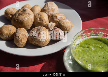 La Palma, Canary Islands - des plats locaux. Papas arrugadas, ou des pommes de terre au sel ridé, avec sauce mojo verde vert. Banque D'Images