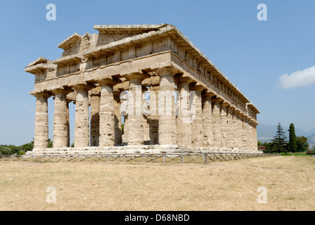 Paestum. La Campanie. L'Italie. Vue de l'arrière et du côté sud du Temple de Poséidon (de Neptune). Banque D'Images