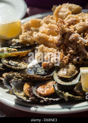 La Palma, Canary Islands - des plats locaux. Fruits de mer tapas pour deux, avec des coquillages et deep-fried octopus. Banque D'Images