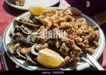 La Palma, Canary Islands - des plats locaux. Fruits de mer tapas pour deux, avec des coquillages et deep-fried octopus. Banque D'Images