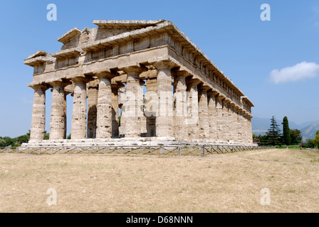 Paestum. La Campanie. L'Italie. Vue de l'arrière et du côté sud du Temple de Poséidon (de Neptune). Banque D'Images